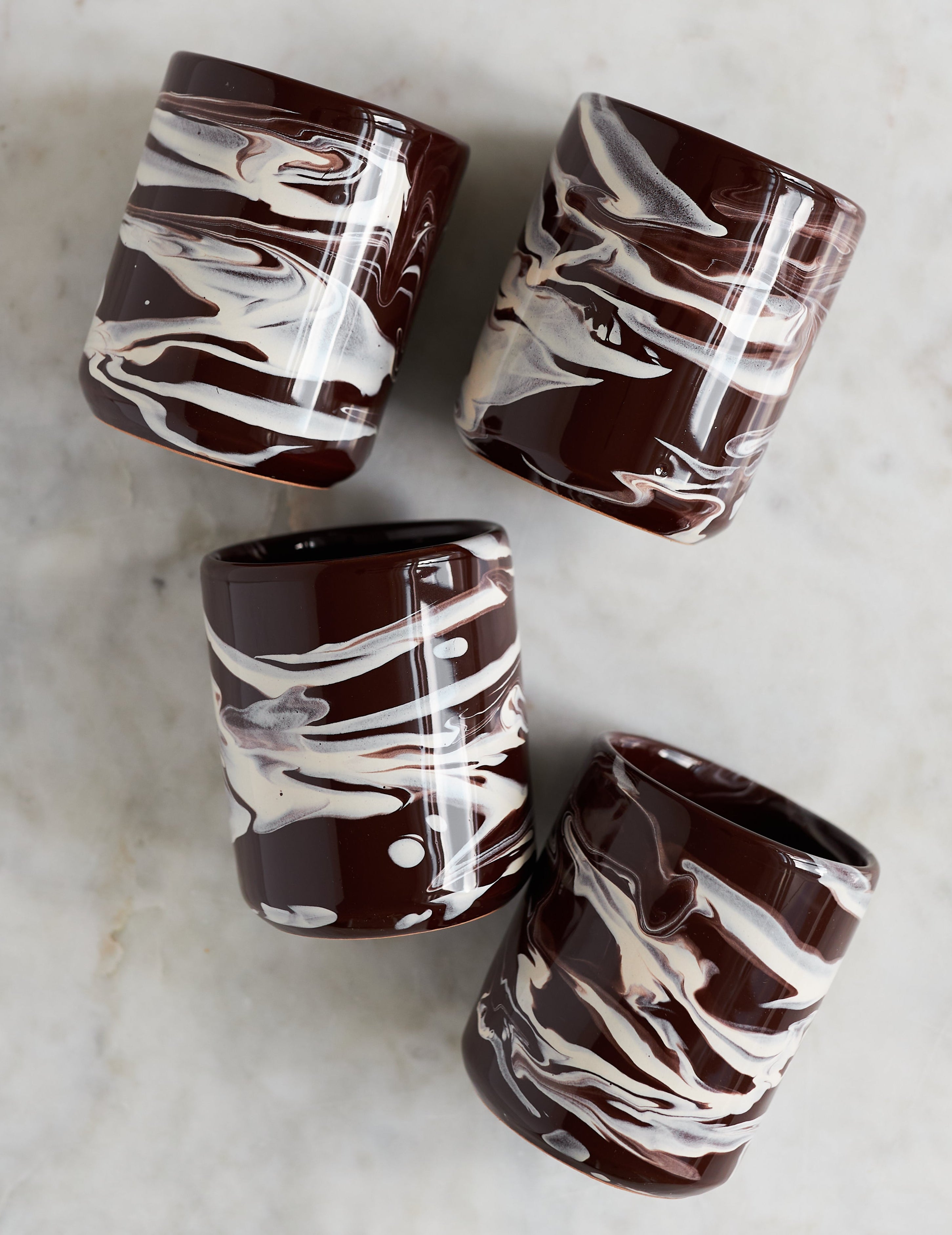 Kaffeebecher aus Keramik in dunkelbraun mit weißer Marmorierung